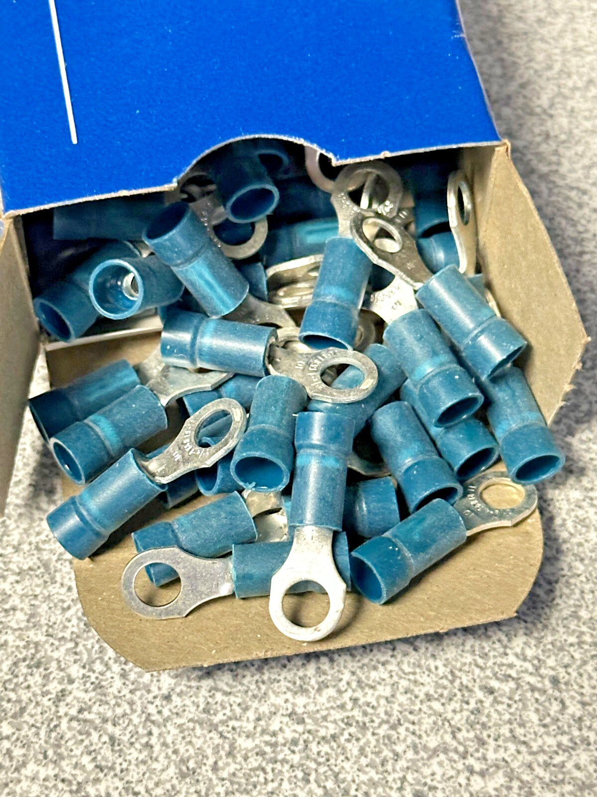 NEW Box of 100 Thomas & Betts Sta-kon 14RB-10X Ring Terminals 18-14 AWG #10 stud