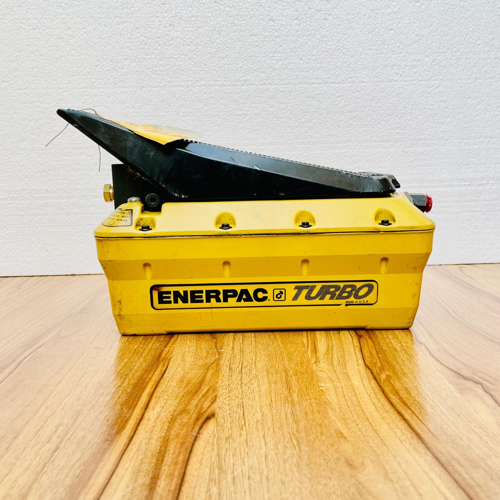 Enerpac PAT1102N Turbo Air Powered Hydraulic Foot Pump 700 Bar 10,000 PSI