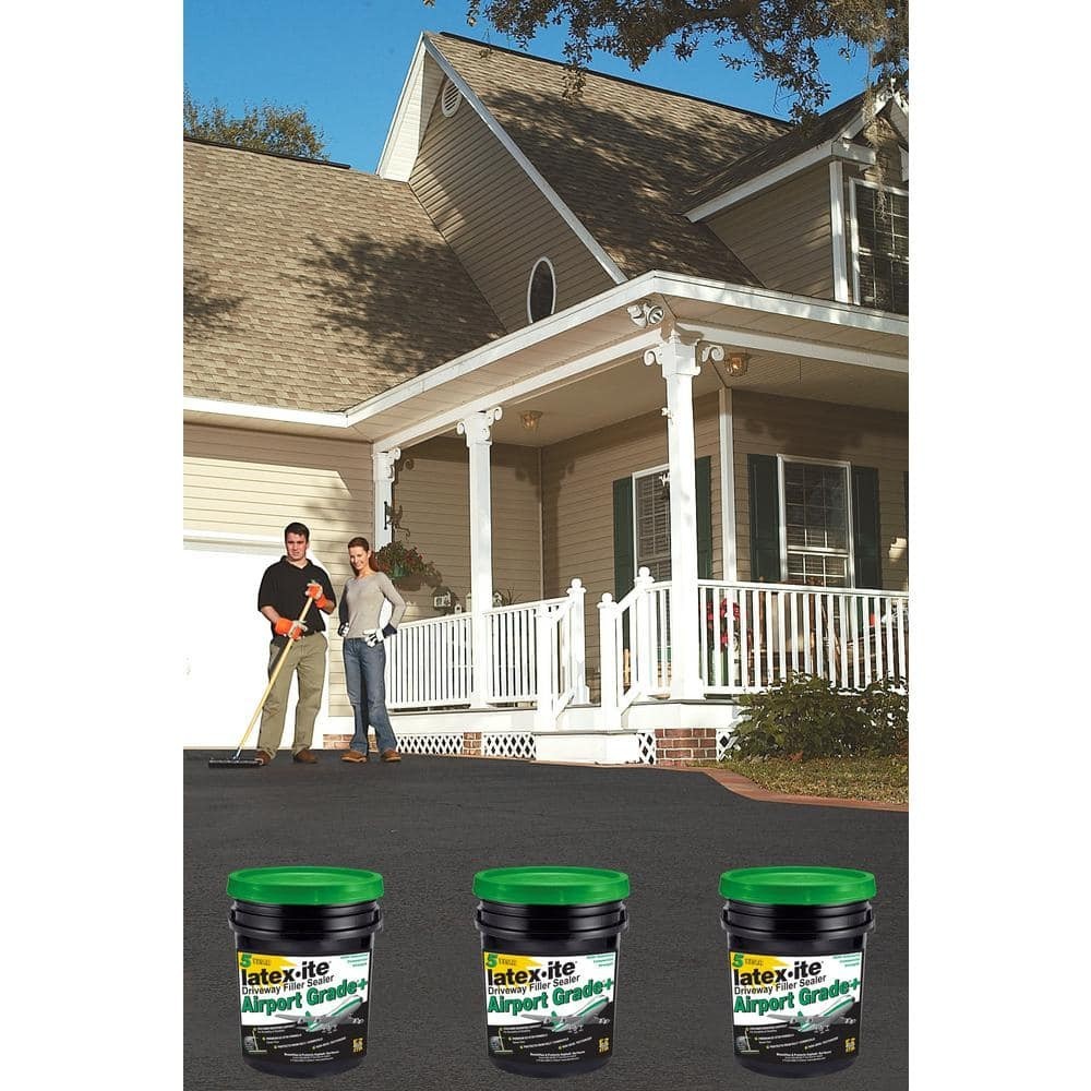 NEW 4.75 Gal. Airport Grade Asphalt Driveway Filler Sealer One-Coat Formula