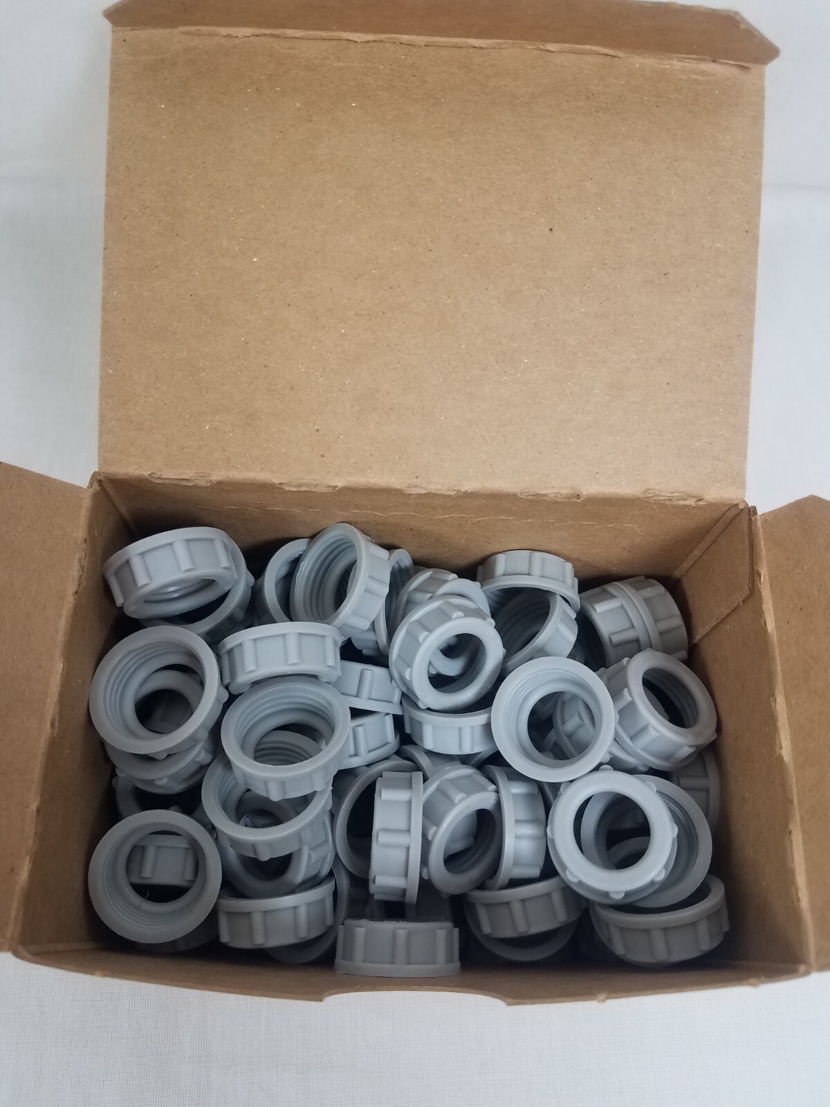 Box Of 100 pcs NEW 1/2″ Insulated Plastic Bushing 105 Flame Retardant