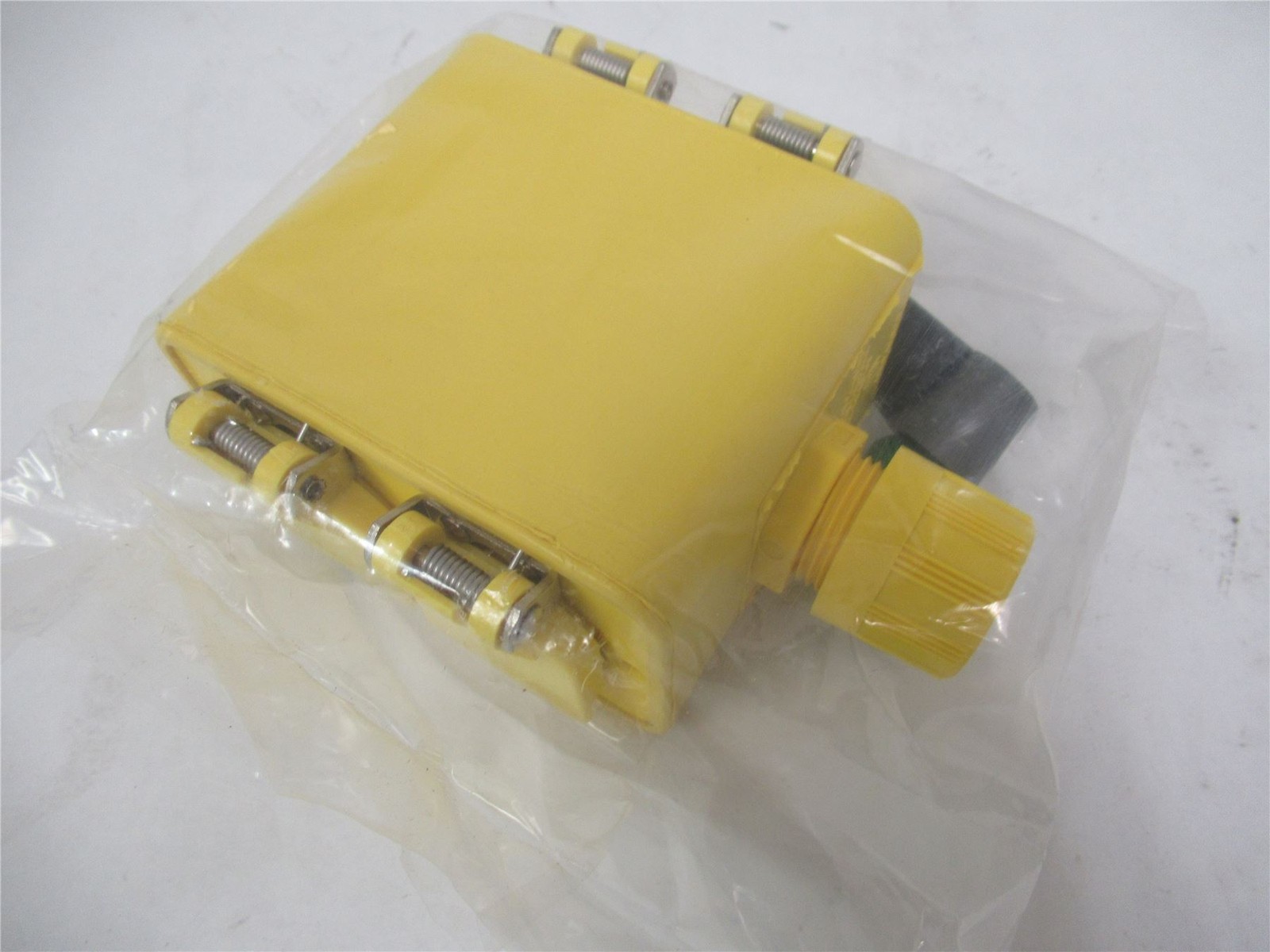 251878 New In Box; Woodhead 1301370126 Multiple Outlet Box w/Flip Lid Covers