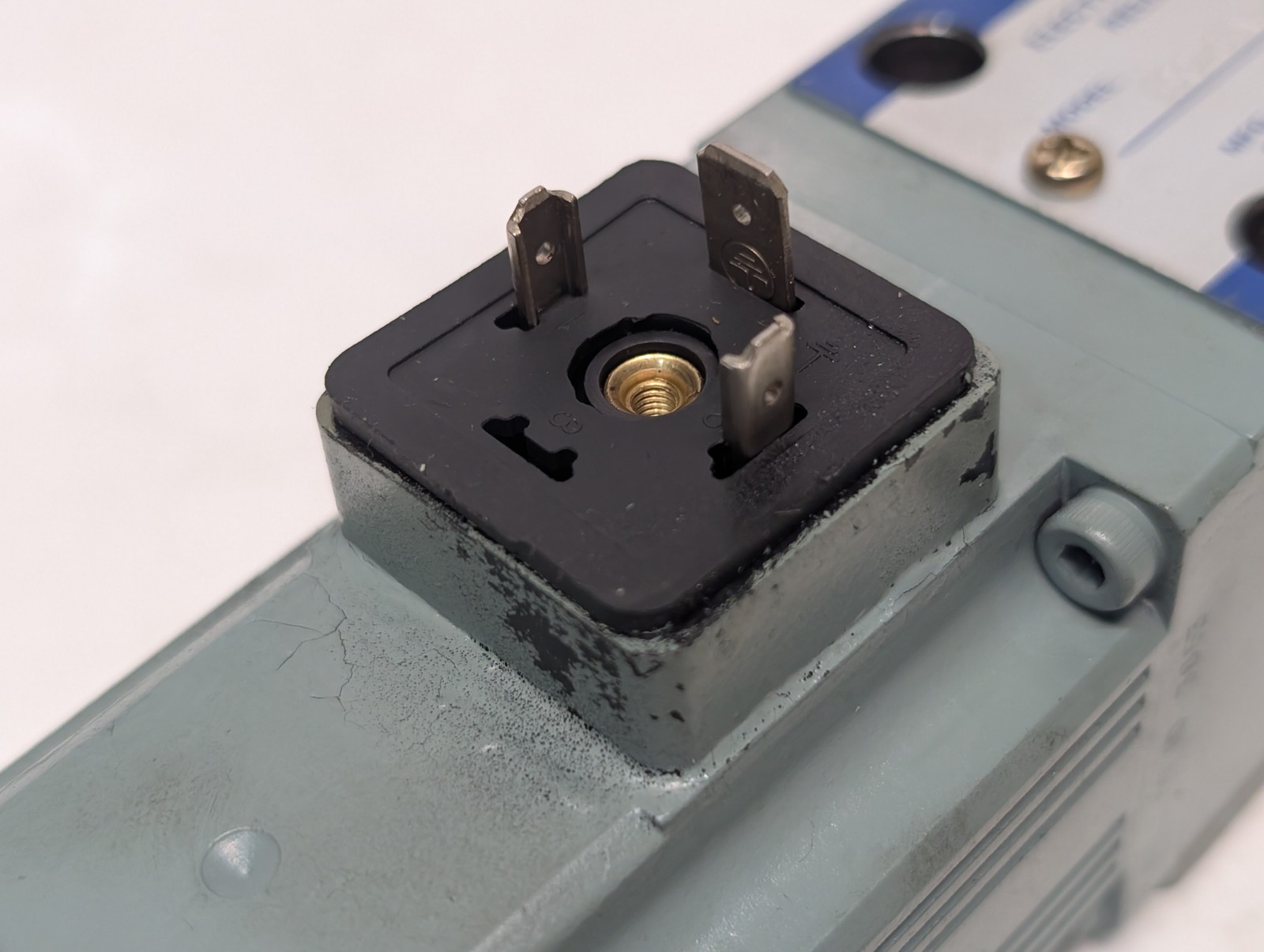 Yuken EDG-01V-H-11 electro hydraulic relief valve Japan industrial as shown