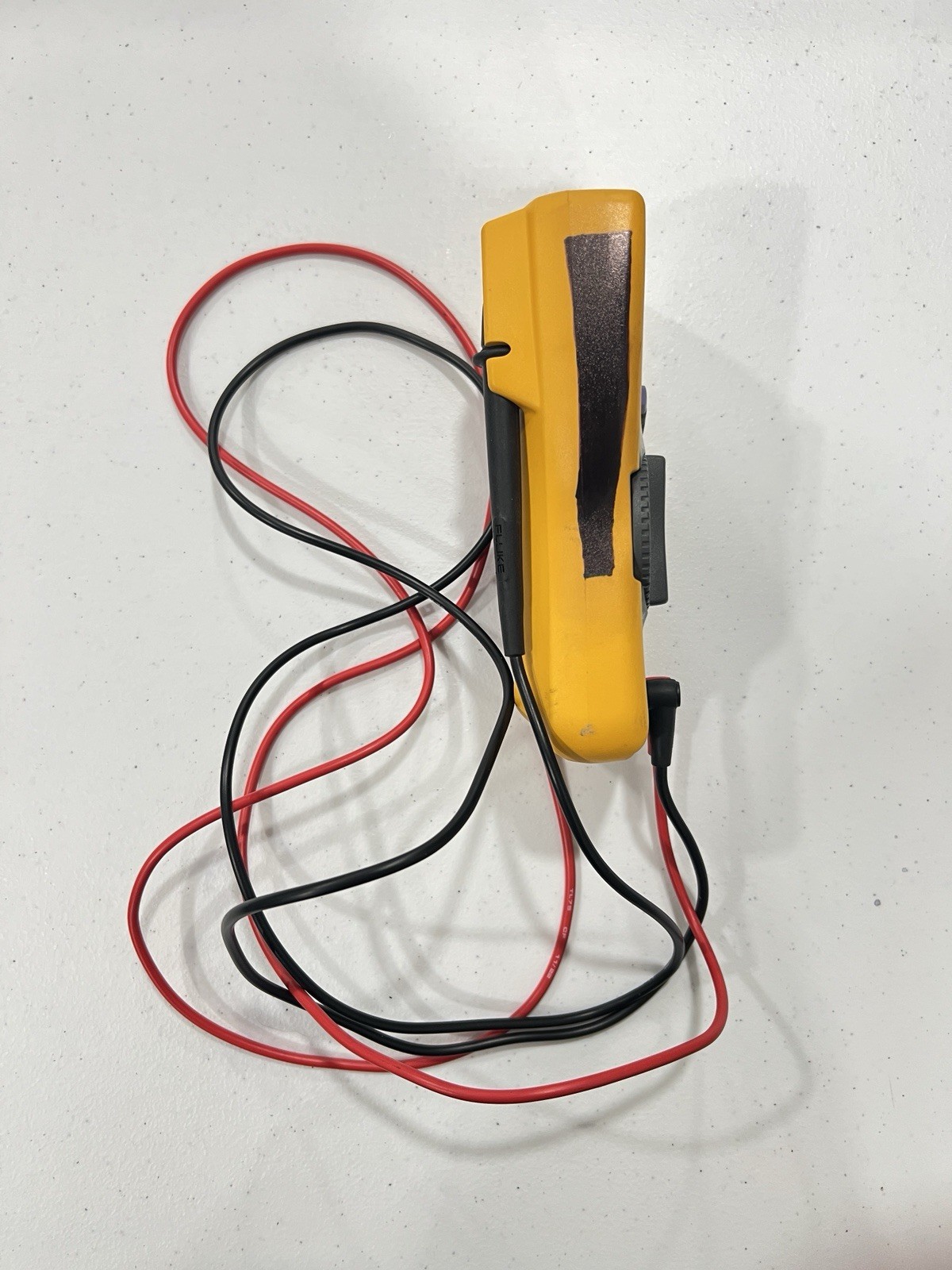 Fluke 117 True RMS Digital Multimeter w/Lead Set (Cat III 600V / 10A) with Case