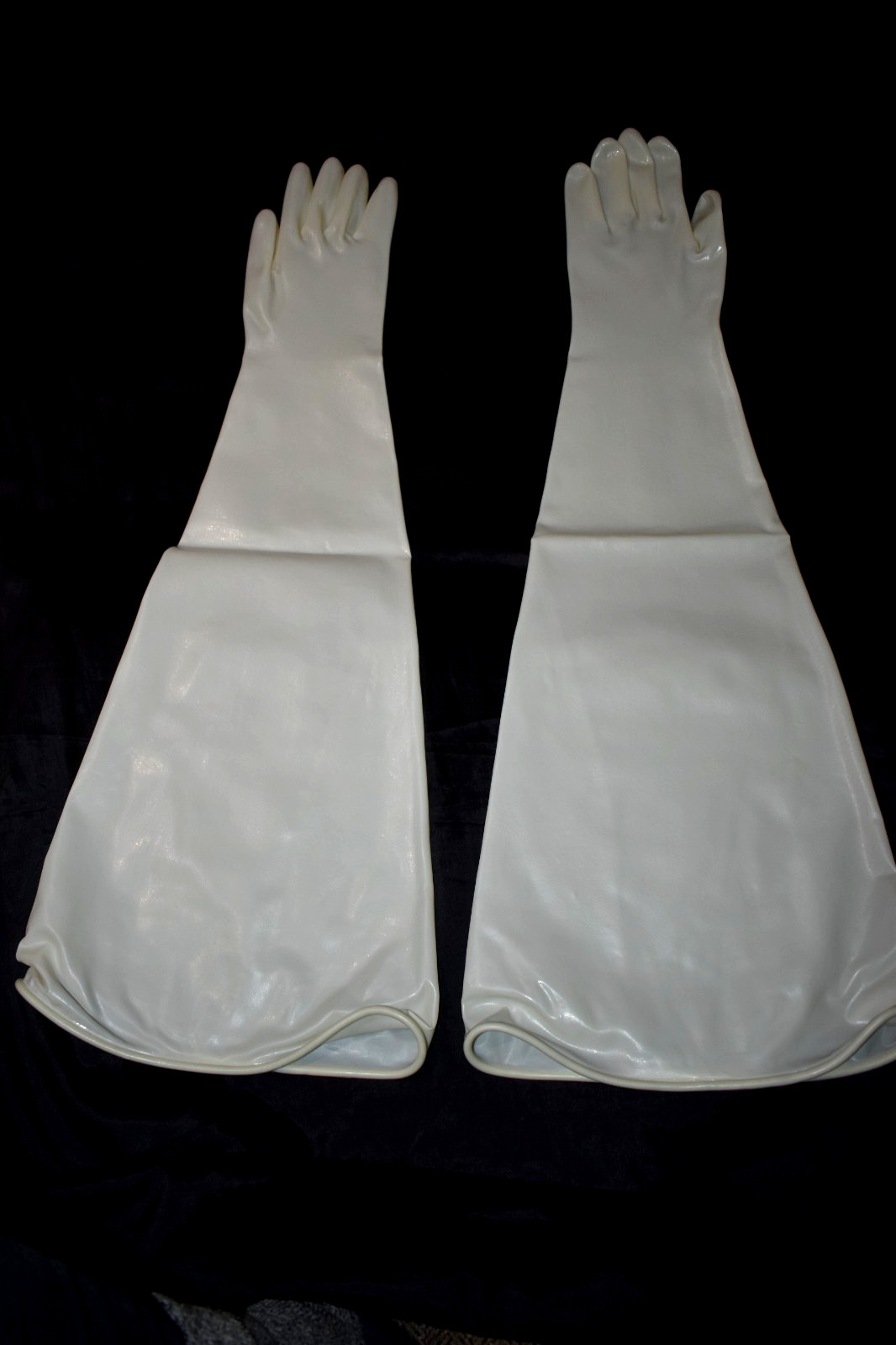 RENCO Drybox Gloves Nitrile 32″ Long 20 Mil Sz 9.75 Ambidextrous For 8″Port #1