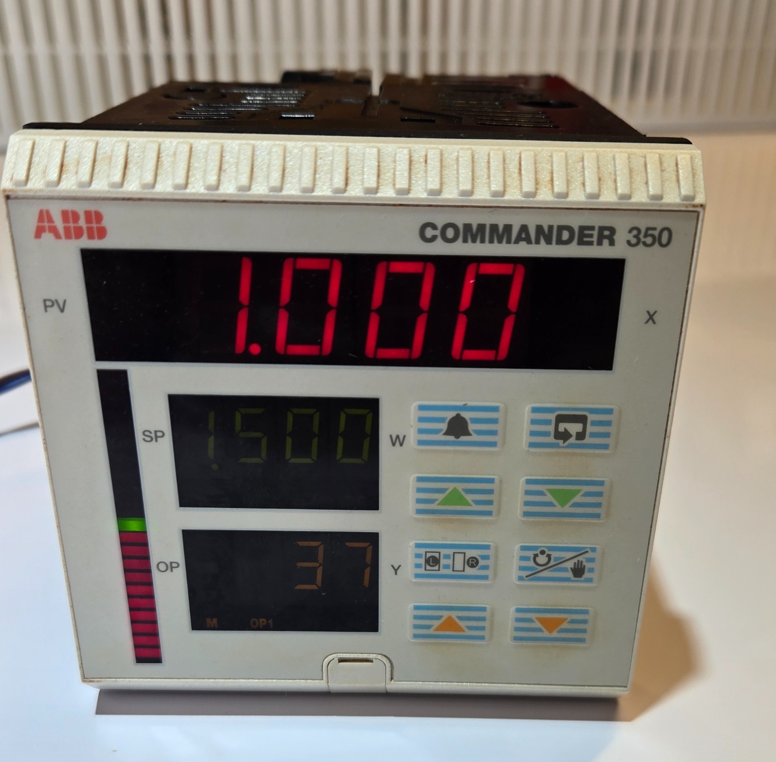 ABB COMMANDER 350 UNIVERSAL PROCESS CONTROLLER