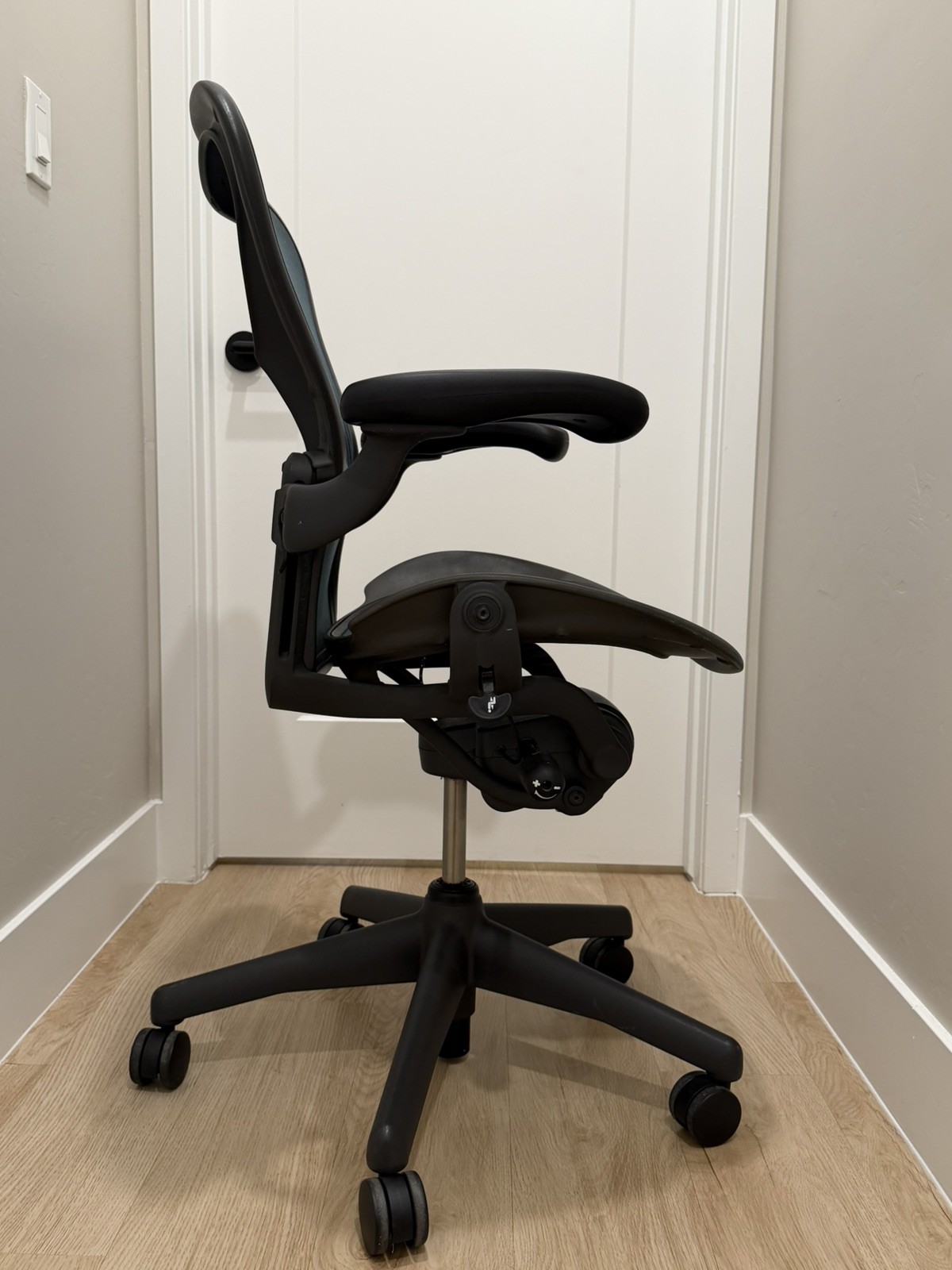 Herman Miller Aeron Classic Desk Chair | | Size B | Rare Emerald | 9.5/10