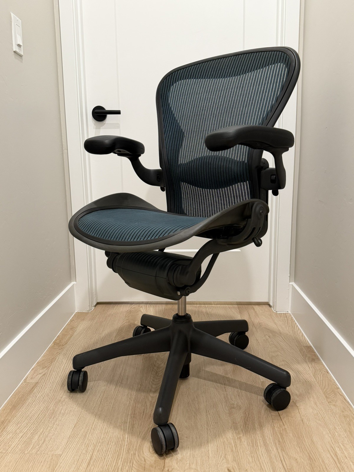 Herman Miller Aeron Classic Desk Chair | | Size B | Rare Emerald | 9.5/10