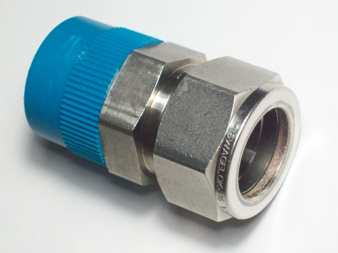 1 – Swagelok Stainless Steel Connector, 3/4″ OD Tube x 3/4″ MNPT, SS-1210-1-12