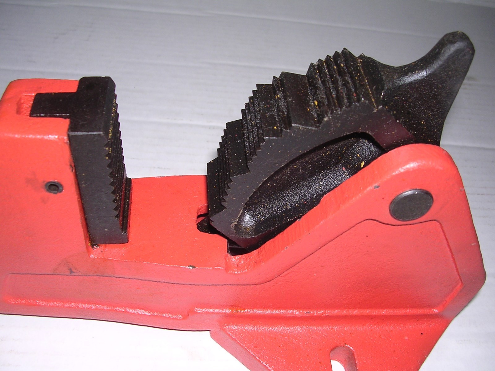 NEW FOOT VISE & PIPE WRENCH 1-1/4″-2″ RIDGID 300 700 141 161 Pipe Threader 811