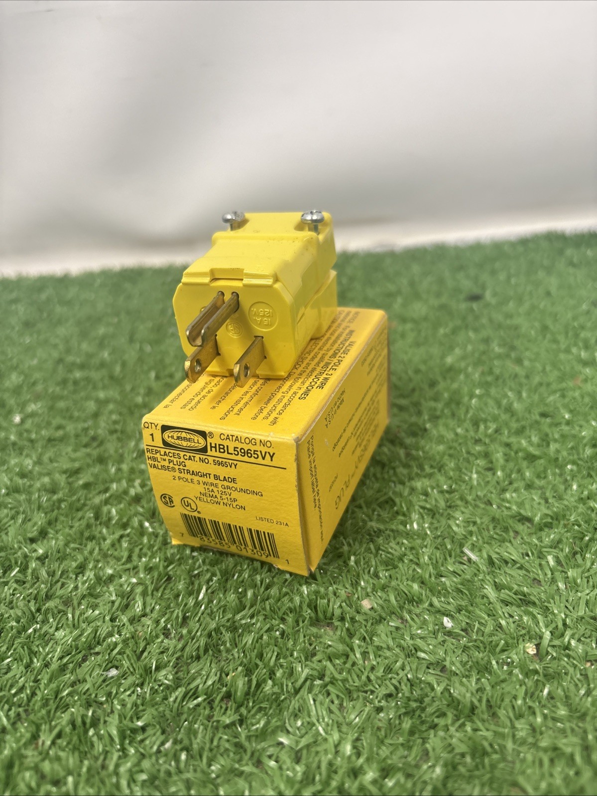 Hubbell HBL5965VY, 125V, 15A, NEMA 5-15P, Grounding, Straight Blade Plug, 1pc