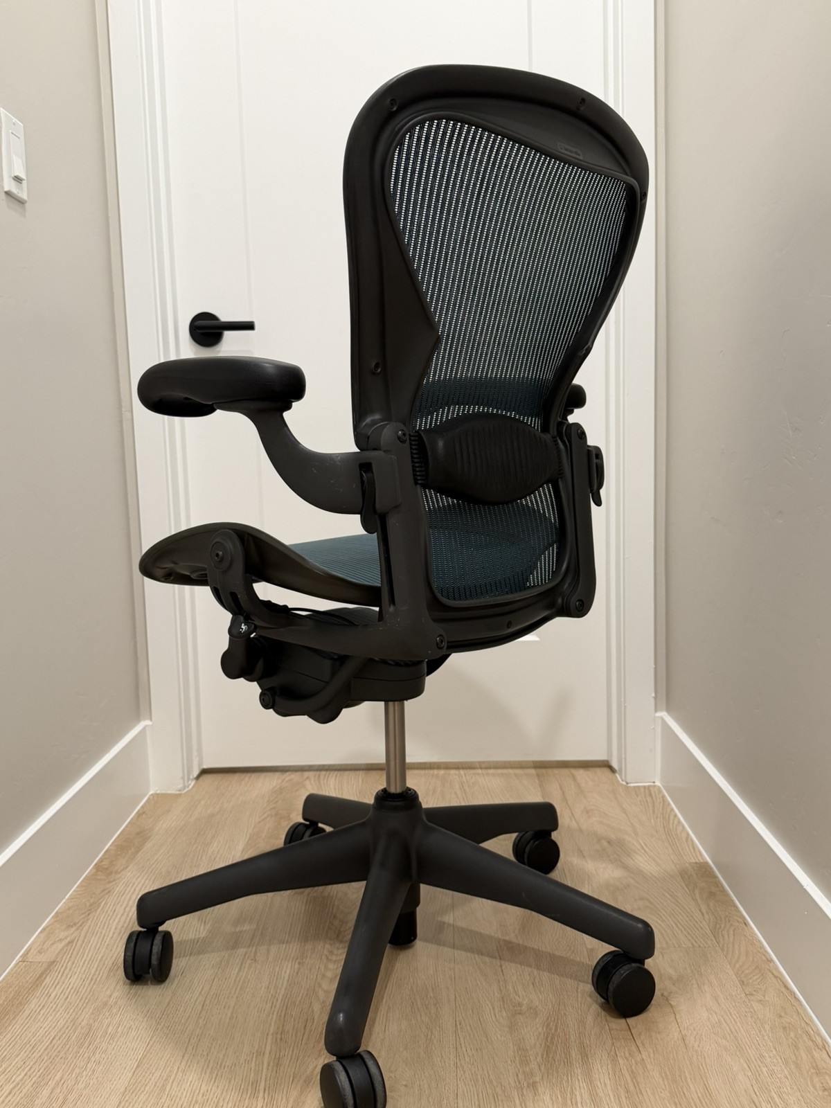 Herman Miller Aeron Classic Desk Chair | | Size B | Rare Emerald | 9.5/10