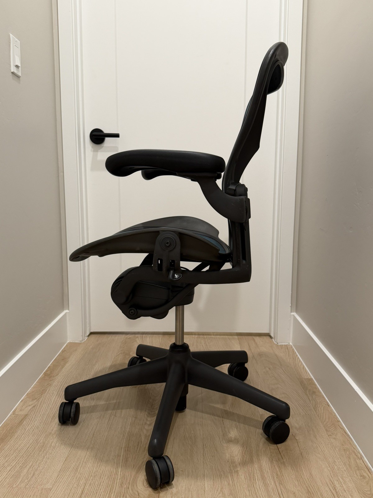Herman Miller Aeron Classic Desk Chair | | Size B | Rare Emerald | 9.5/10